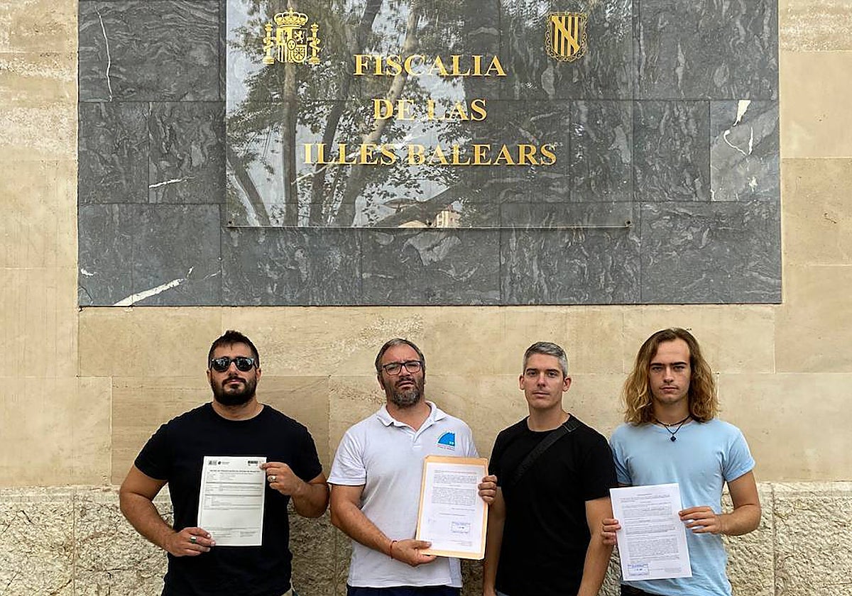 Algunos de los alumnos que han presentado la denuncia frente a la Fiscalía balear