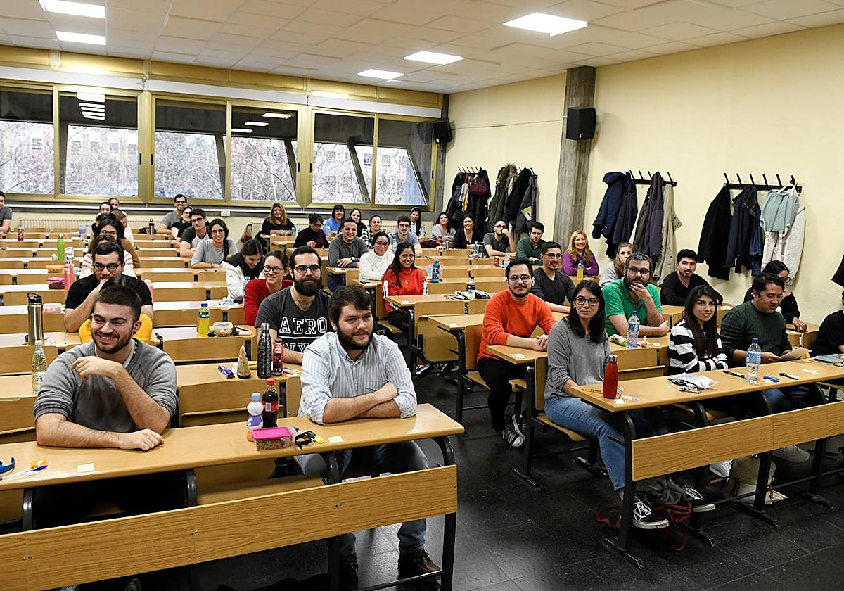 Un grupo de estudiantes de MIR examinándose