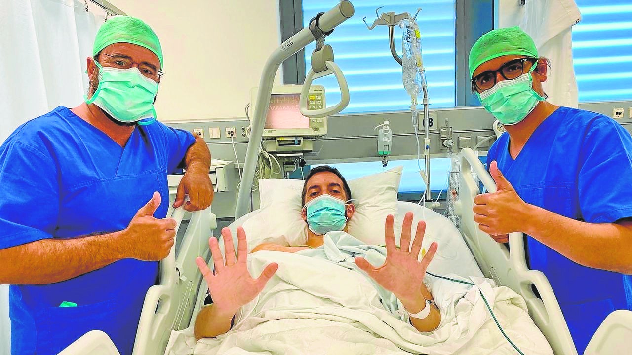 Con el presentador David Broncano, tras operarle de hiperhidrosis palmar