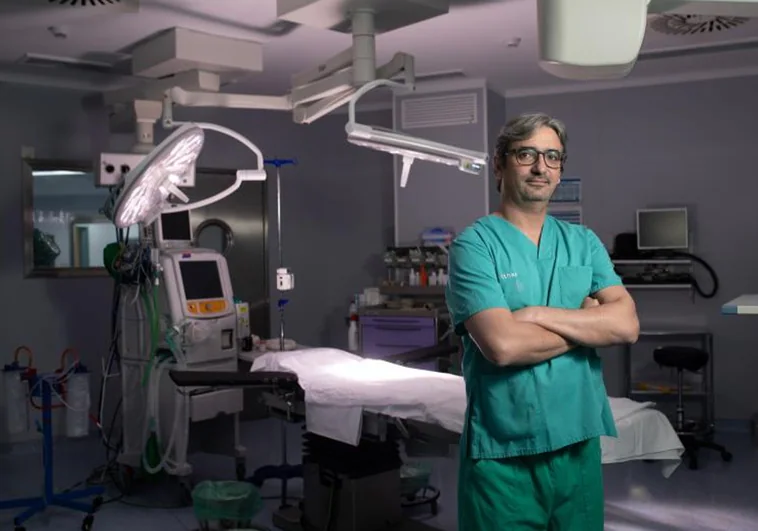 Diego González Rivas posa en un quirófano del Hospital Universitario Vithas Madrid Aravaca