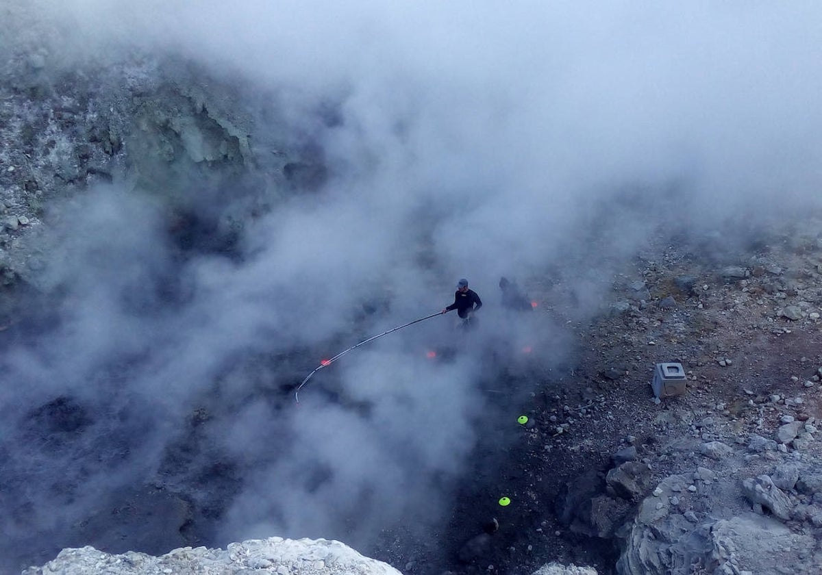 Vulcanólogos miden las emisiones del cráter de Solfatara, en la localidad italiana de Pozzuoli, en la caldera de los Campos Flégreos