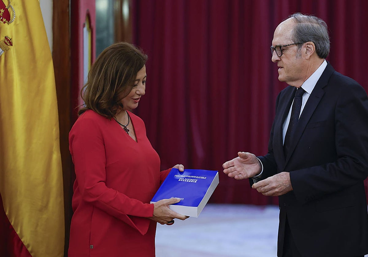 El Defensor del Pueblo, Ángel Gabilondo, entrega a la presidenta del Congreso, Francina Armengol, el informe sobre denuncias por abusos sexuales en el ámbito de la Iglesia católica