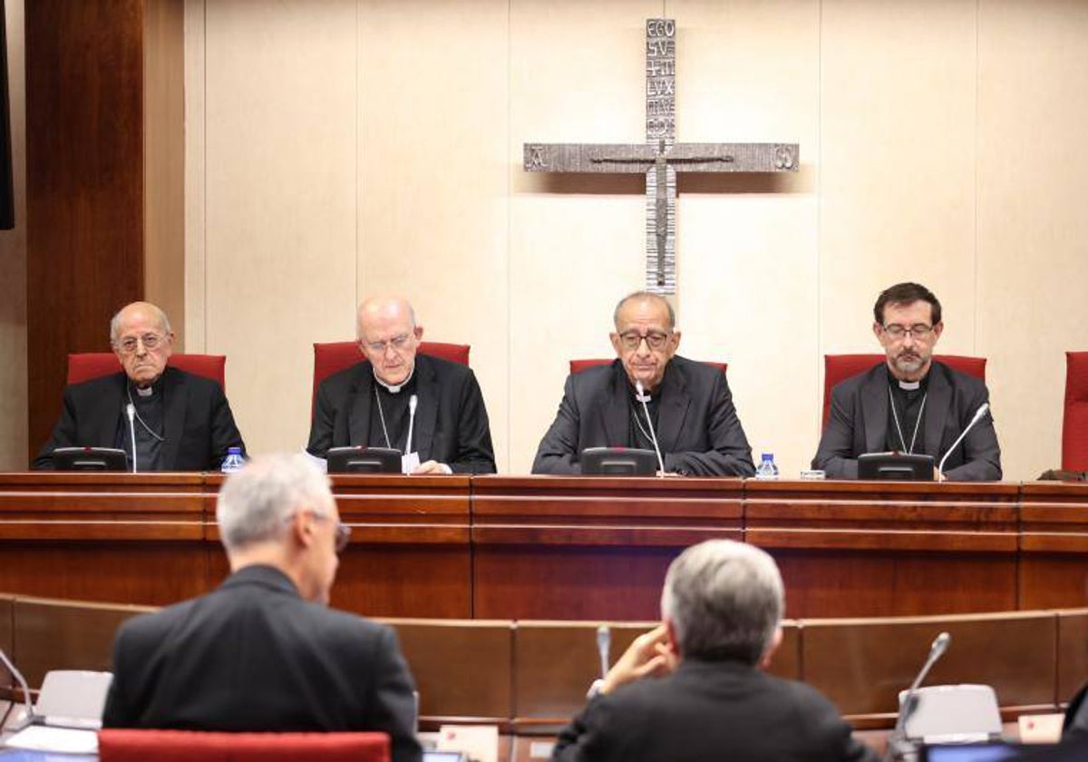 Los rostros de los cardenales Blázquez, Osoro, Omella y Cobo, de izquierda a derecha en la mesa presidencial, evidencian la gravedad de los temas tratados en la Asamblea Plenaria de la Conferencia Episcopal