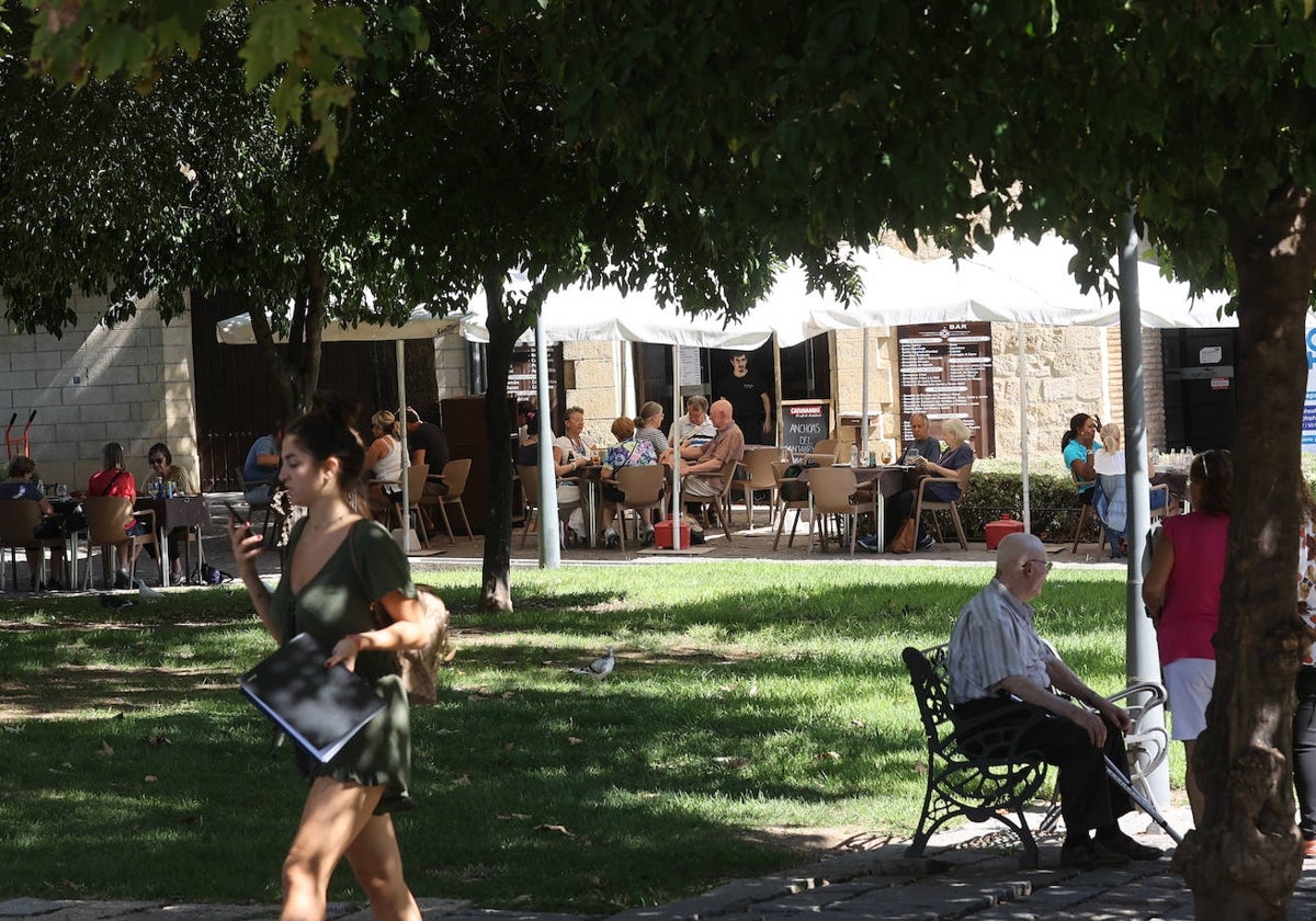 Un parque con una terraza en España, en una imagen de archivo