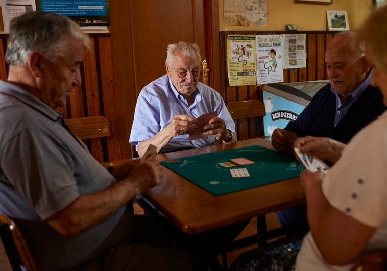Varios ancianos juegan una partida de cartas en Ciruelos del Pinar (Guadalajara)