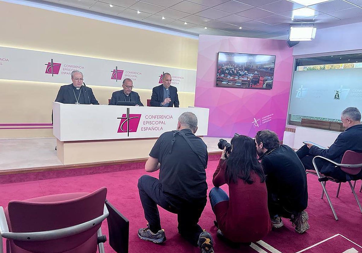 El secretario general de la Conferencia Episcopal, César García Magán, el presidente, Juan José Omella, y el responsable de comunicación, al inicio de la rueda de prensa
