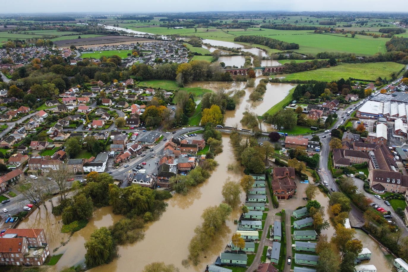 Fotografía aérea tomada con un dron de un parque de caravanas inundado a orillas del río Derwent en Stamford Bridge, Gran Bretaña