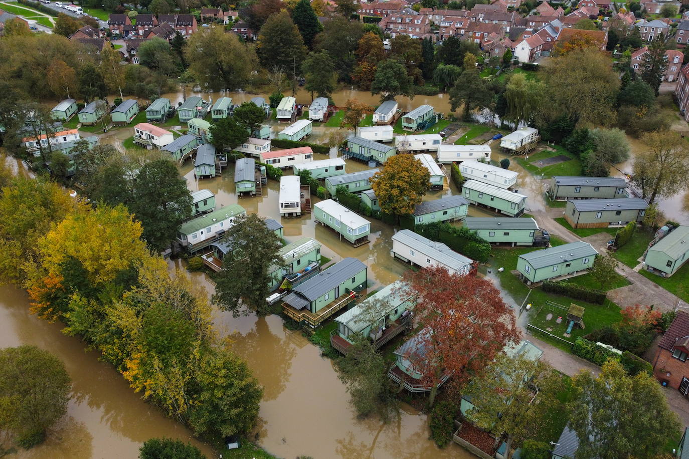 Fotografía aérea tomada con un dron de un parque de caravanas inundado a orillas del río Derwent en Stamford Bridge, Gran Bretaña