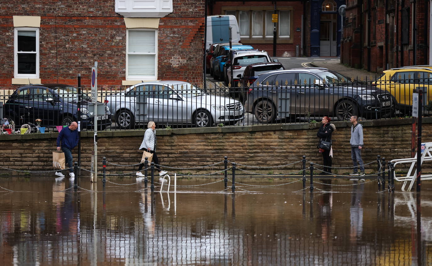 Fotografía aérea tomada con un dron de un parque de caravanas inundado a orillas del río Derwent en Stamford Bridge, Gran Bretaña