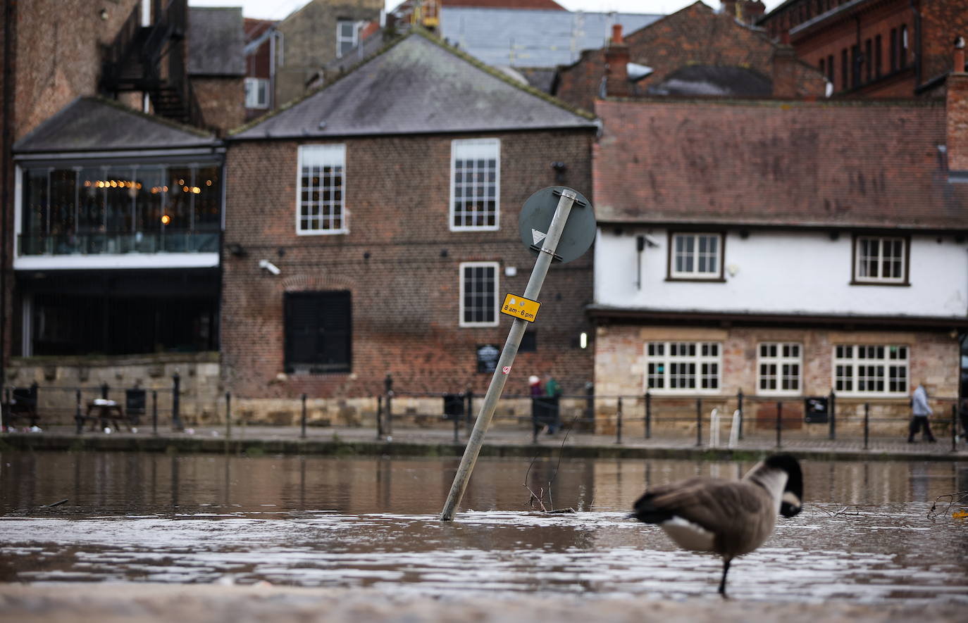 Una señal de tráfico sumergida en las aguas de una inundación en York, Gran Bretaña