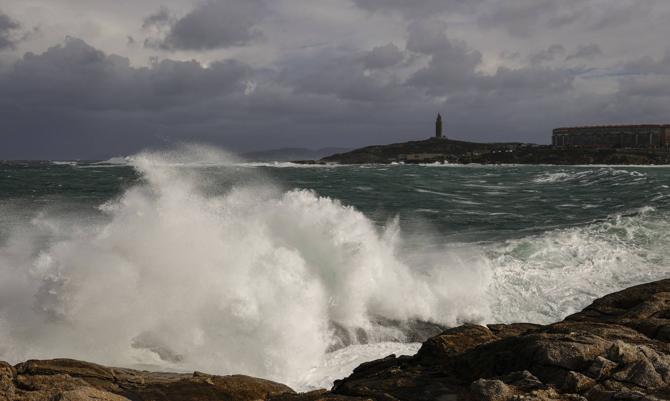 Una ola rompe contra el paseo marítimo de Coruña, donde el paso de la borrasca Ciarán ha activado la alerta roja en el litoral de la región por olas de hasta 9 metros y vientos superiores a los 100 km/h