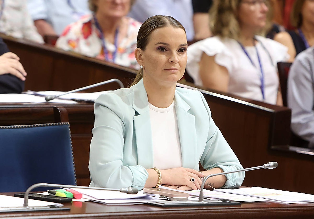 La presidenta del Govern balear, Marga Prohens durante una sesión de control en el Parlament balear