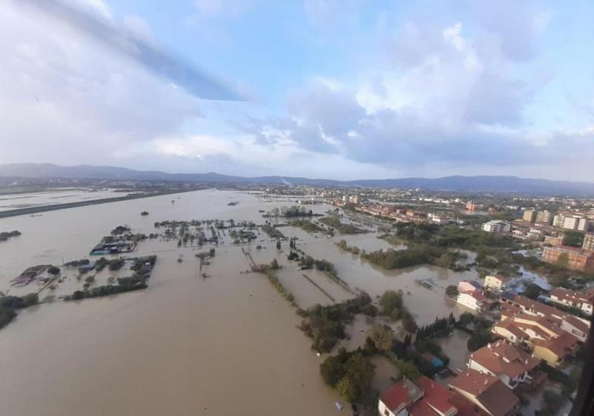 Vista aérea de las campos inundaciones en Campi Bisanzio, Prato y Quarrata en la Toscana