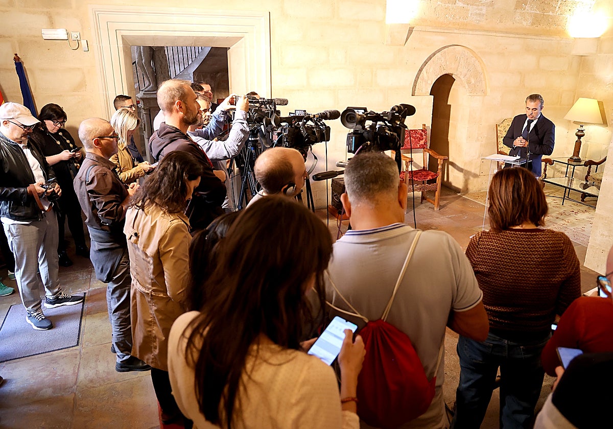 El conseller de Educación y Universidades, Antoni Vera, durante una rueda de prensa ayer para anunciar el acuerdo sobre lengua