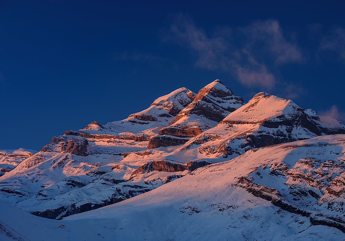 De izquierda a derecha, el Monte Perdido, el Soum de Ramond y la Punta de las Olas