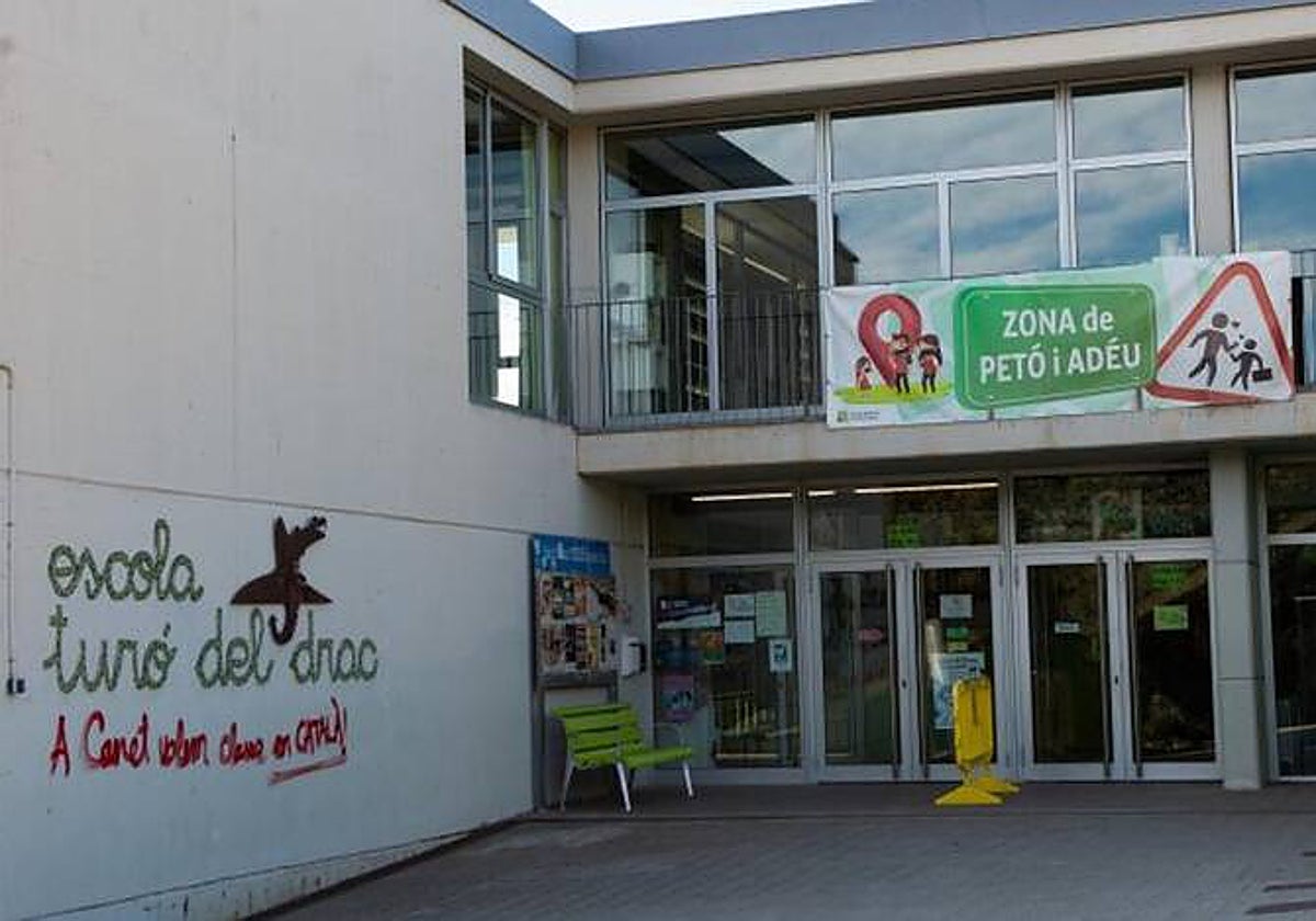 Fachada principal de la escuela Turó del Drac de Canet de Mar