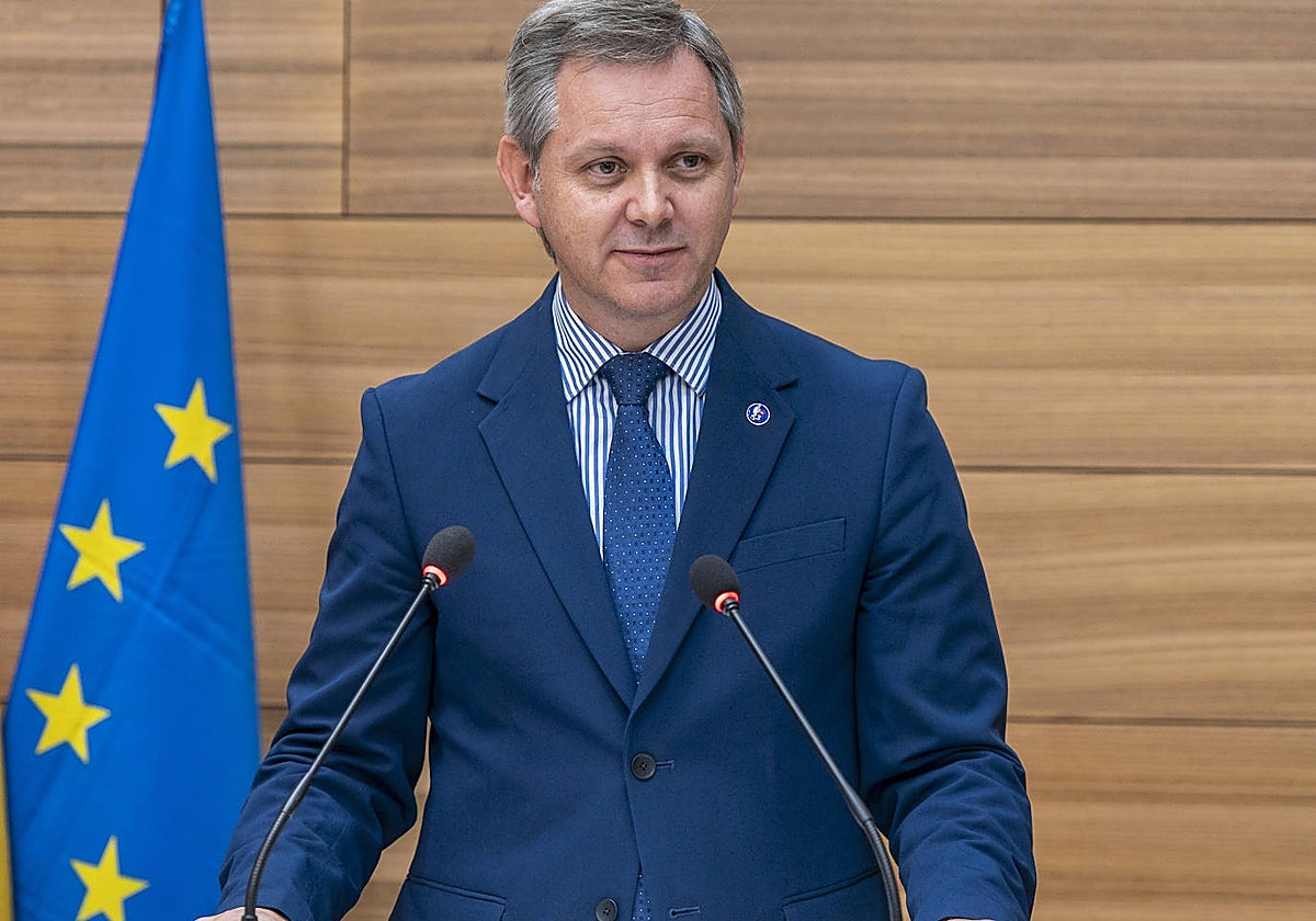 El ministro de Sanidad en funciones, José Manuel Miñones