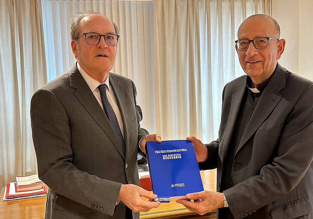 Ángel Gabilondo entrega el informe de abusos al cardenal Omella el pasado miércoles