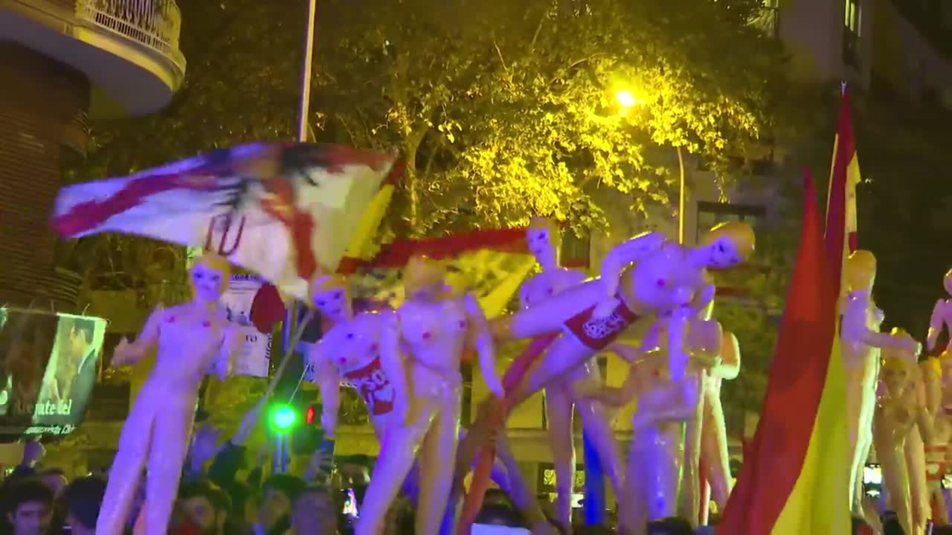 La manifestación en Ferraz insinúa que unas muñecas hinchables &quot;son las ministras&quot;