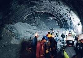 Más de 72 horas bajo tierra: 40 trabajadores en India permanecen encerrados tras el colapso de un túnel