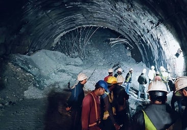 40 trabajadores en India permanecen encerrados tras el colapso de un túnel