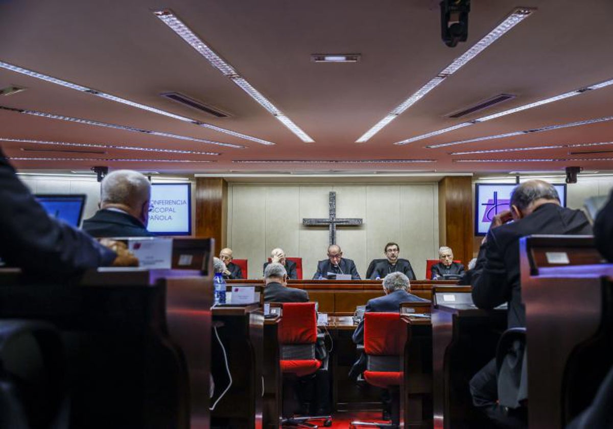 La mesa presidencial, con los cardenales, al inicio de la Asamblea Plenaria, este lunes