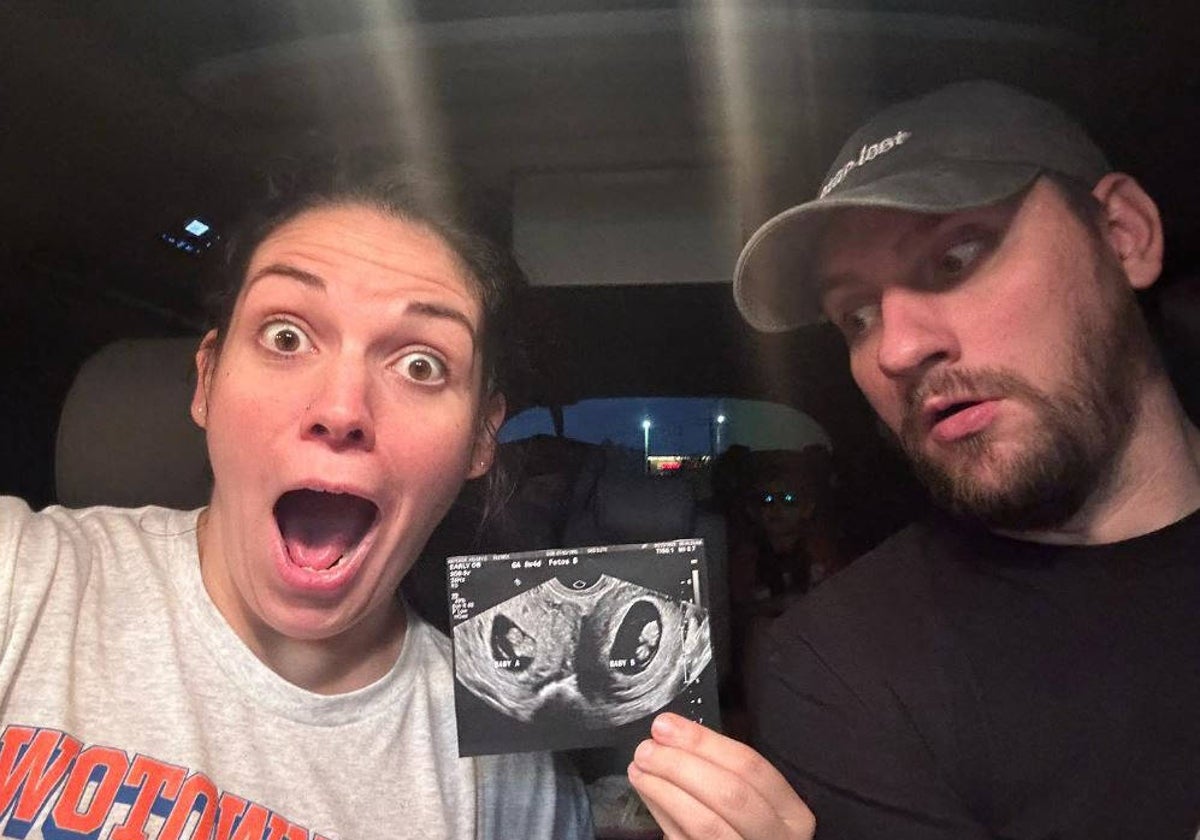 Kelsey Hatcher y su marido Caleb Hatcher el 23 de mayo de 2023 después de que descubrieran que llevaba dos bebés en cada uno de sus dos úteros.