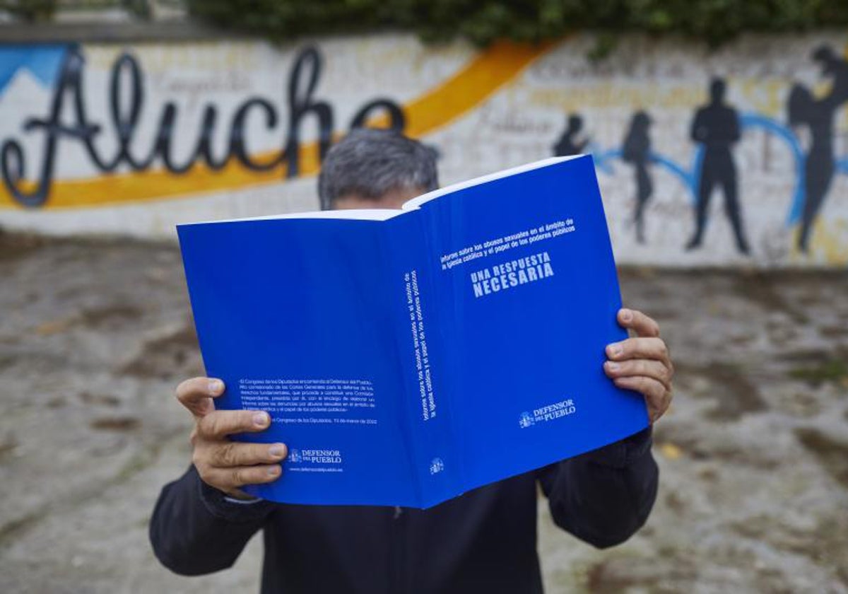 Uno de los denunciantes en las inmediaciones de la parroquia de Aluche donde situaron el falso caso