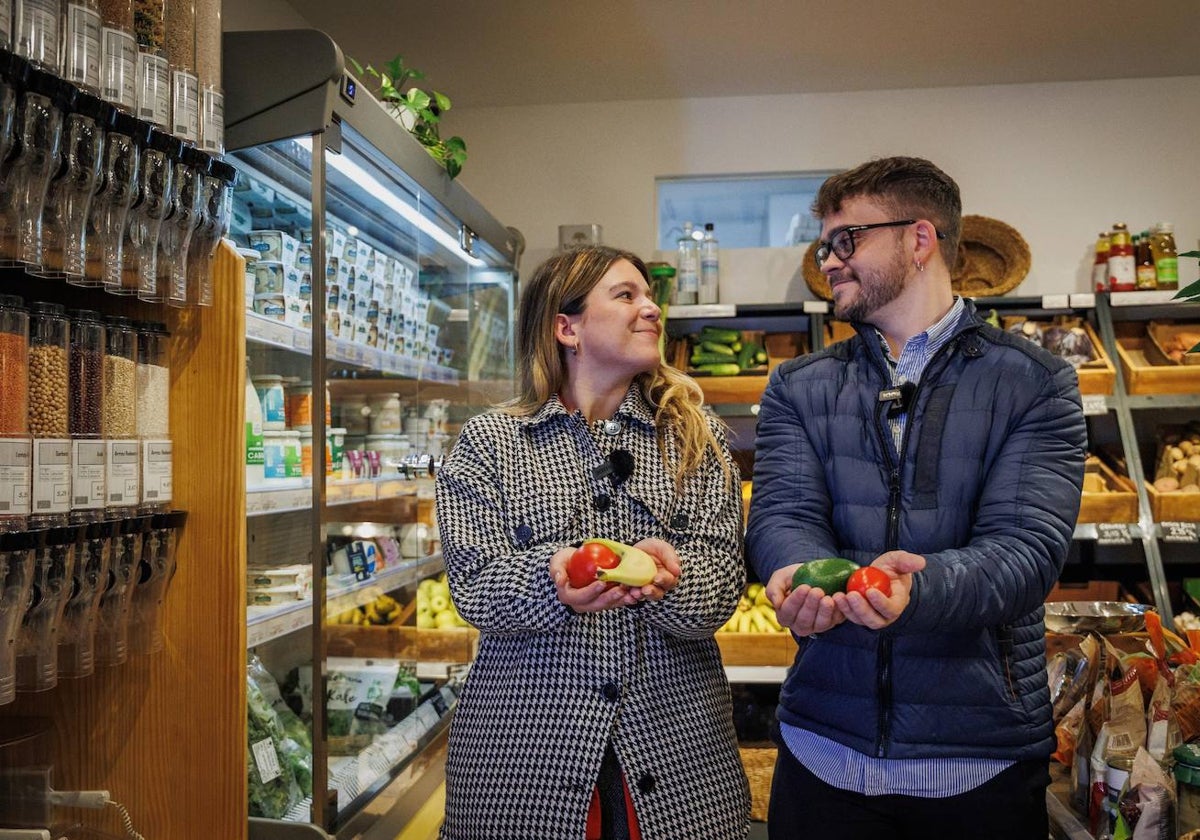 Miriam Jiménez, vegana, y Miguel Molinero, nutricionista, en el supermercado Bio Market (Madrid)