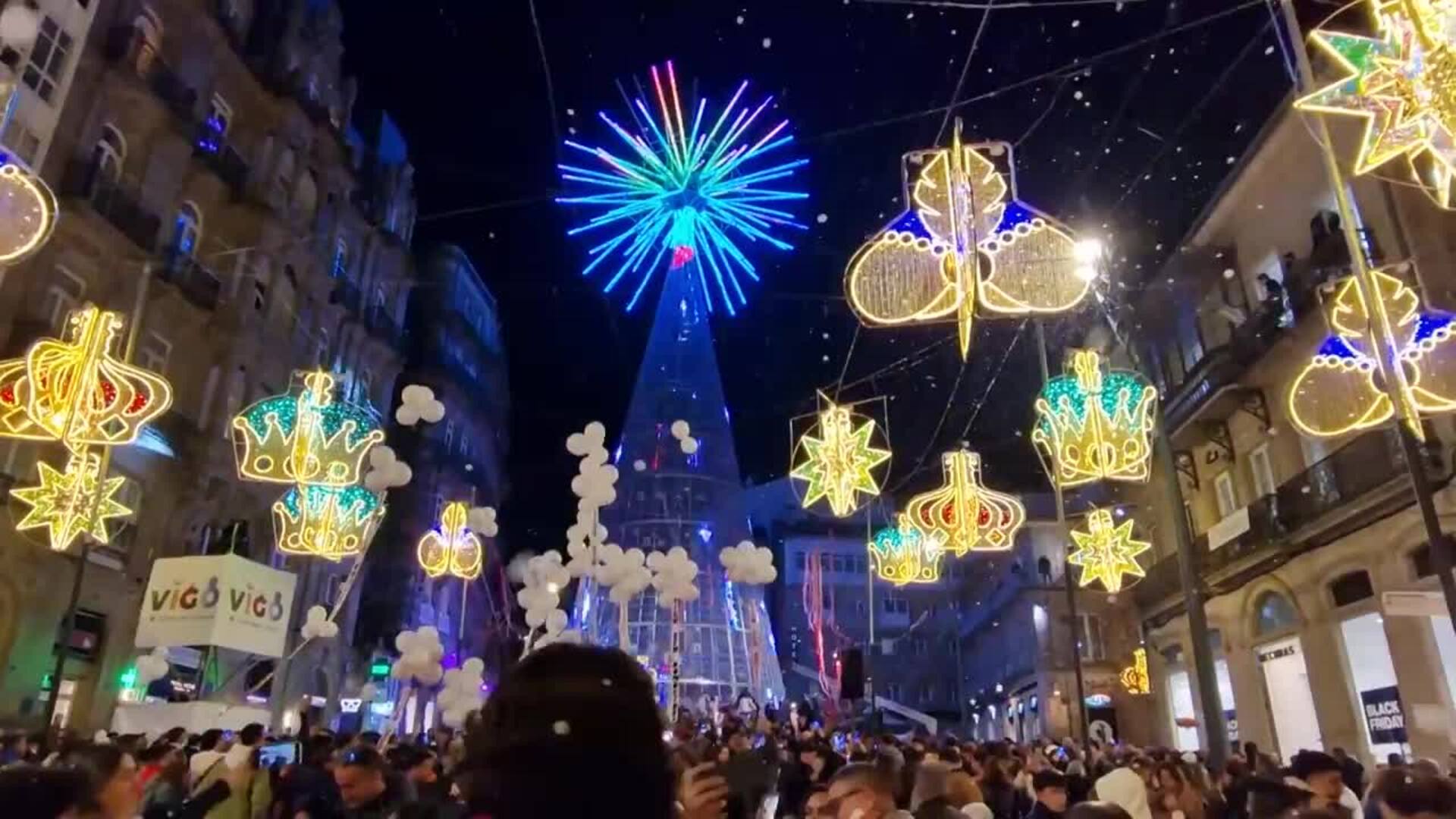 Vigo enciende su Navidad con buena parte del alumbrado todavía sin instalar