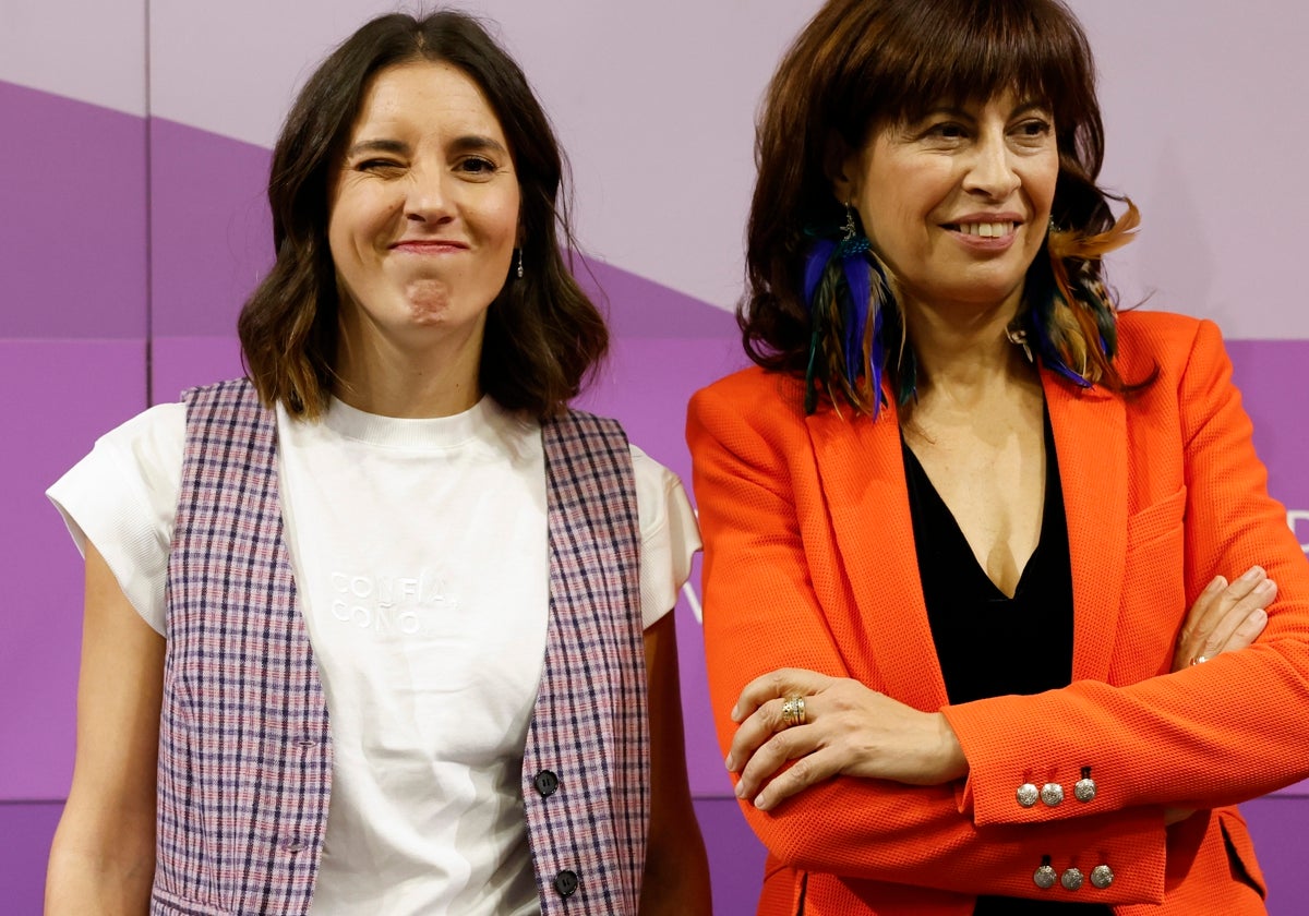 La extitular de Igualdad y la entrante, el pasado martes en el acto de traspaso de la cartera de Podemos al PSOE