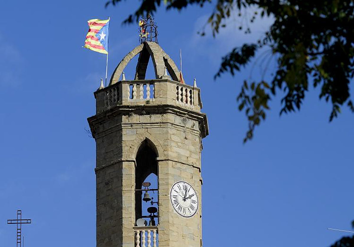 Una «estelada» en el campanario de la iglesia de Jafré, en Gerona
