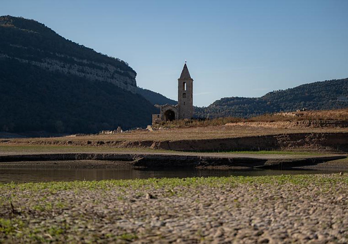 Iglesia de Sant Romà de Sau en el barcelonés pantano de Sau, en niveles de agua muy bajos por la sequía