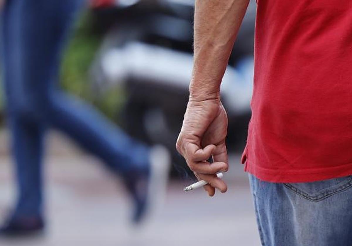 Francia subirá a 12 euros el precio de la cajetilla de tabaco y prohibirá fumar en playas y parques