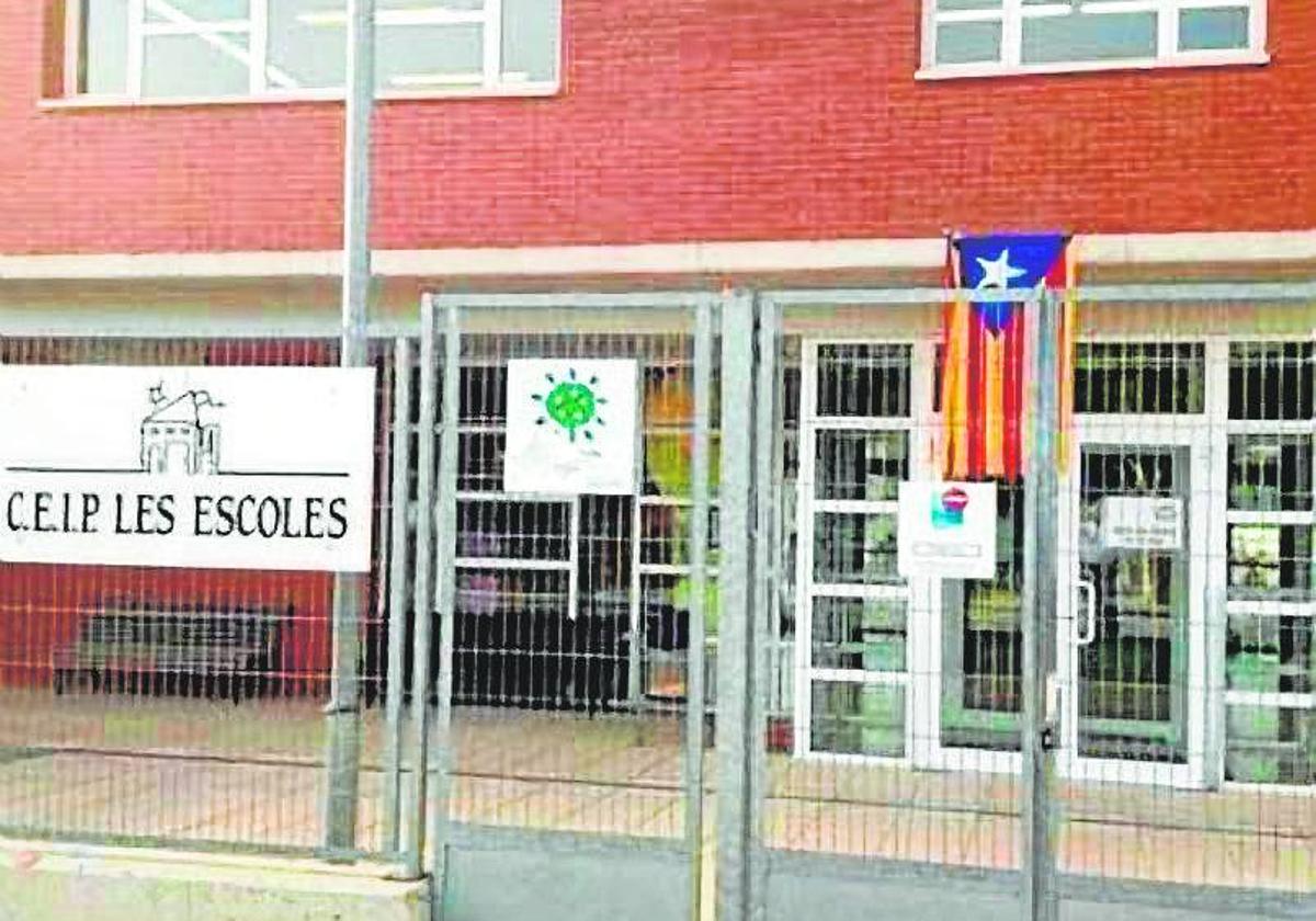 Una estelada cuelga en la fachada de un colegio en Barcleona