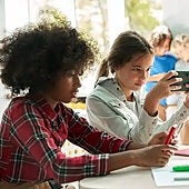 El móvil se pega a sus manos cada vez más pronto: casi la mitad de niños de 11 años lo usa y más del 70% de los de 12