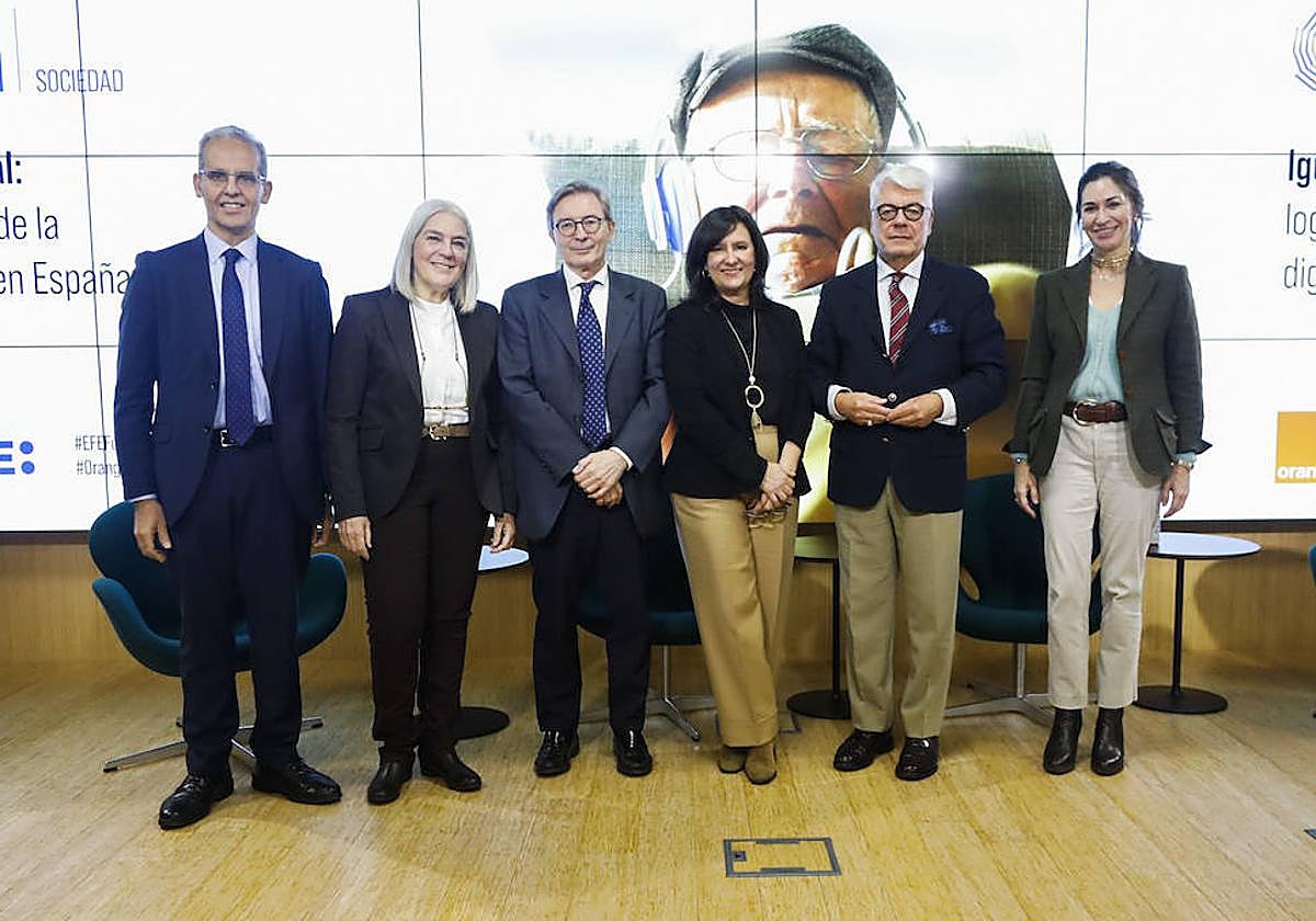 Foto de familia de los participantes en el evento Efe Forum 'Igualdad Digital: logros y retos de la digitalización en España', este miércoles en Madrid