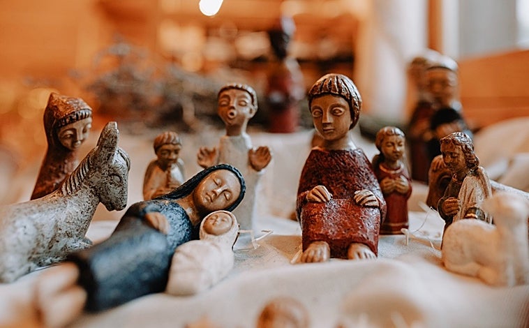 Imagen principal - Belenes, iconos, polvorones, mazapanes o turrones, entre otros 900 productos, podrán compararse en la I Feria Monástica que acogerá la Casa de la Panadería de la Plaza Mayor de Madrid del 6 al 10 de diciembre