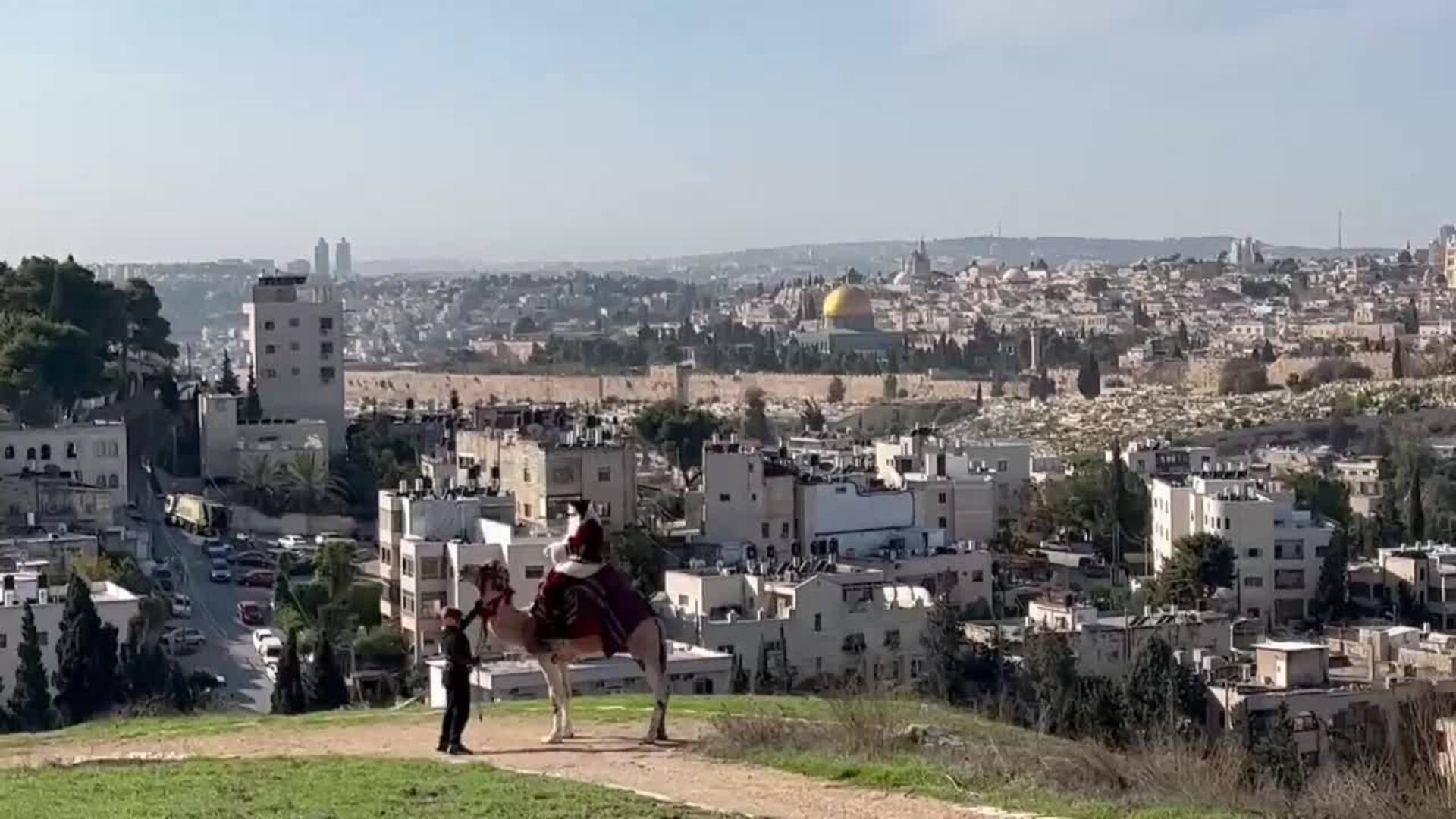 El palestino Issa Kassissieh se disfraza de Papa Noel en Jerusalén