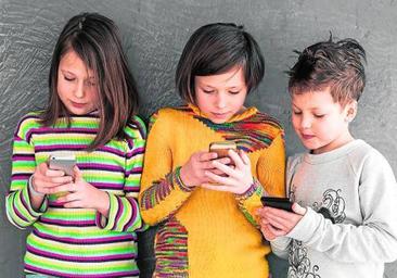 Este es el límite de tiempo que hay que usar el móvil para no suspender en Matemáticas, según PISA