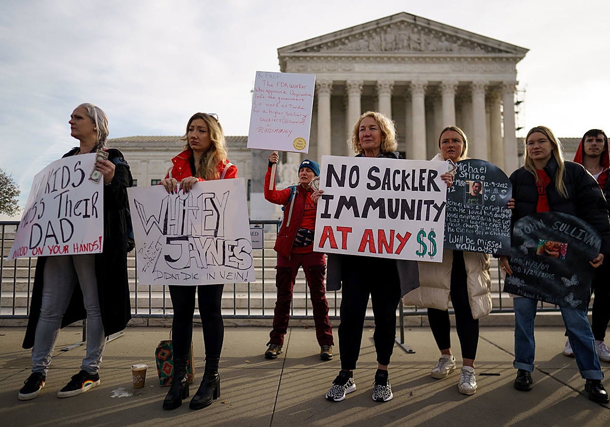 Activistas y familiares de fallecidos por opiáceos se reúnen ante el Tribunal Supremo de EE.UU., Washington
