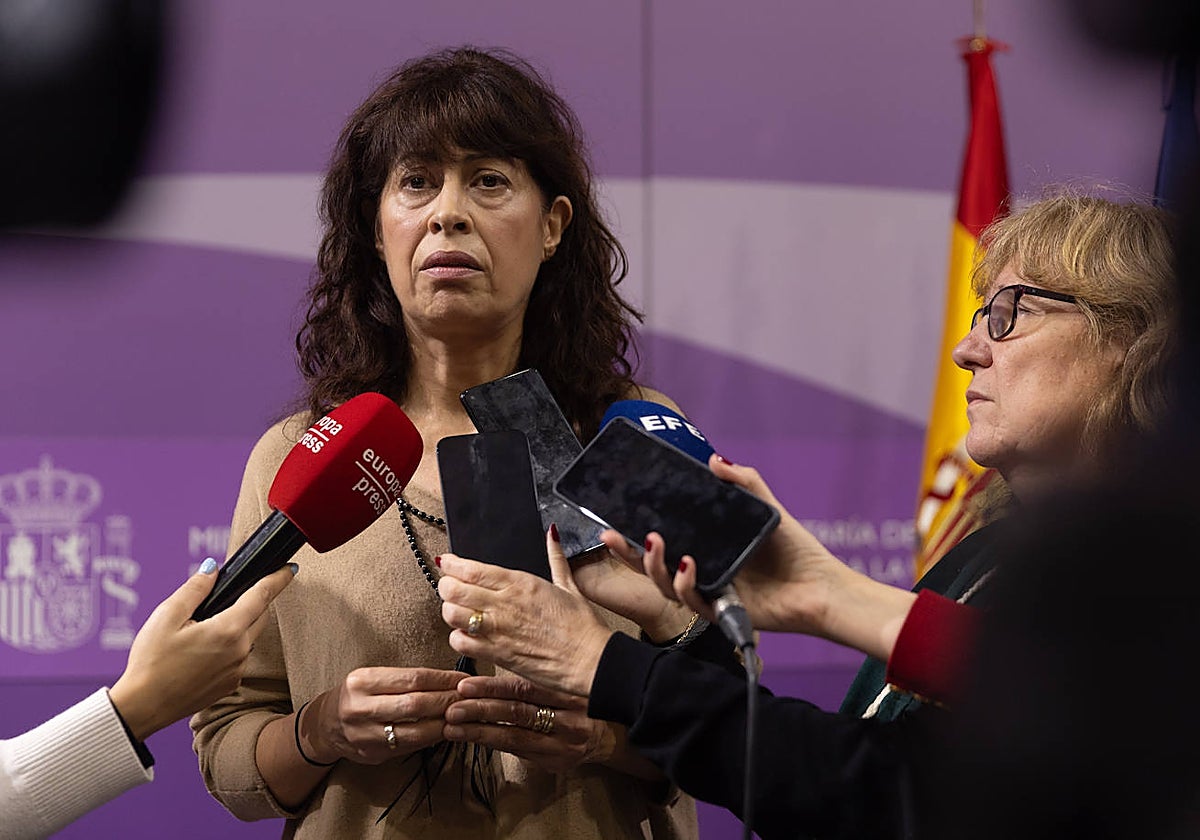 La ministra de Igualdad ha rubricado con su firma esta ley que actualiza la de Igualdad Efectiva de 2007