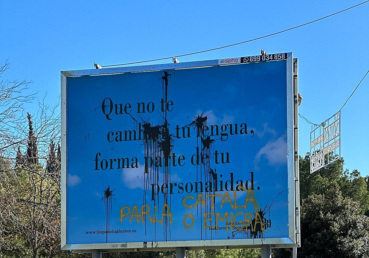 Valla publicitaria de 'Hablamos Español' en Barcelona que fue vandalizada