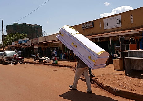 Imagen secundaria 1 - Los niños llegan solos, sin compañía de adultos, hasta el comedor de las religiosas combonianas, donde encuentran refugio en los momentos de tiroteos. La muerte, está presente en todo momento en las calles, como el hombre que trasporta un ataúd en sus hombros
