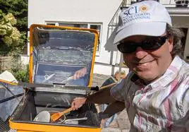 El científico que cocina con el sol: «Cualquiera que tenga cartón y papel de aluminio puede»