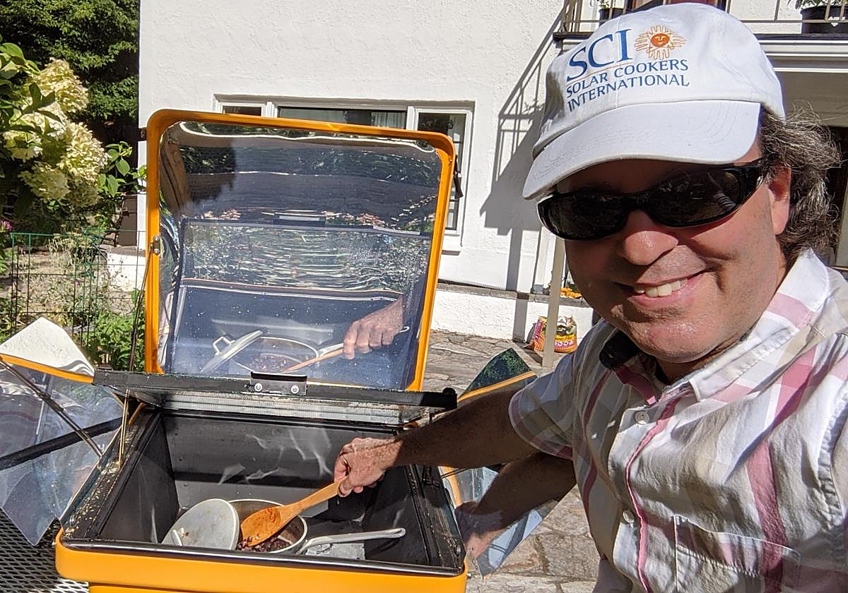 Alan Bigelow con una cocina solar en verano