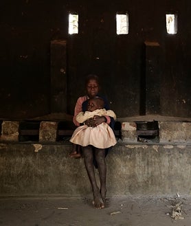 Imagen secundaria 2 - Los niños llegan solos, sin compañía de adultos, hasta el comedor de las religiosas combonianas, donde encuentran refugio en los momentos de tiroteos. La muerte, está presente en todo momento en las calles, como el hombre que trasporta un ataúd en sus hombros