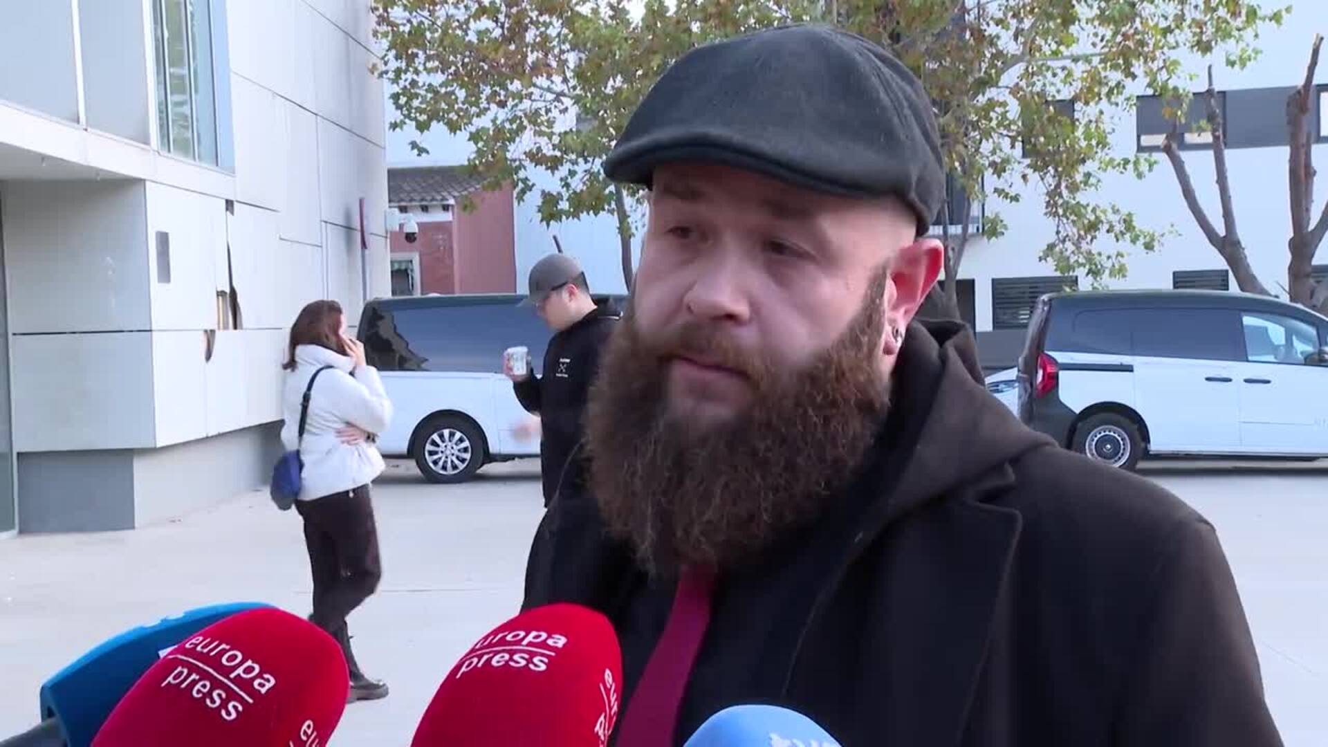 Manel Castro habla con los medios desde el tanatorio de su hermana Itziar