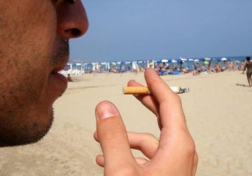 De la playa al coche privado: las prohibiciones al tabaco que Sanidad tiene «en el cajón»