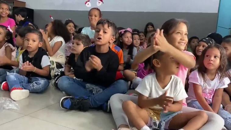 Niños de la favela más grande de Venezuela reciben "una buena noticia" en forma de juguete
